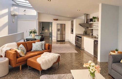 Two Mile Bay Apartment | The Glasshouse at Two Mile Bay - Lakeview Luxury!