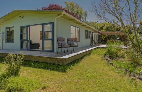 Hot Water Beach Cottage | THE GOOD EARTH BEACH HOUSE - HOT WATER BEACH HOLIDAY HOME in Hot Water Beach