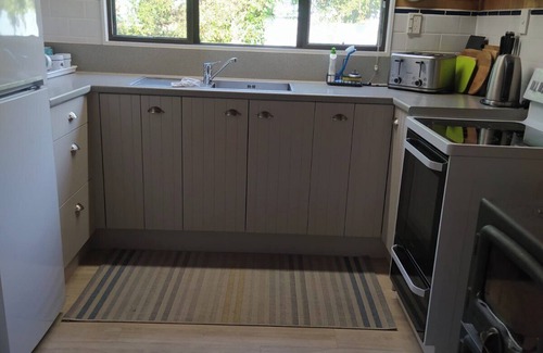 Acacia Bay House | "The Homestead" Acacia Bay, close to The Bay Bar Brasserie & famous L'arte Cafe.