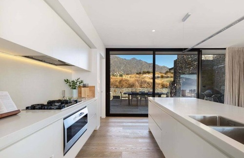 Kawarau Falls Resort | The Lake House in Jacks Point