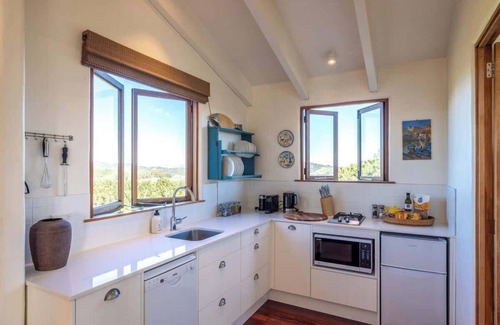 Onetangi House | The Loft at Cypress Ridge Estate