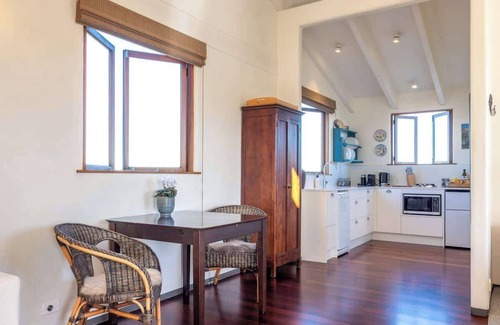 Onetangi House | The Loft at Cypress Ridge Estate