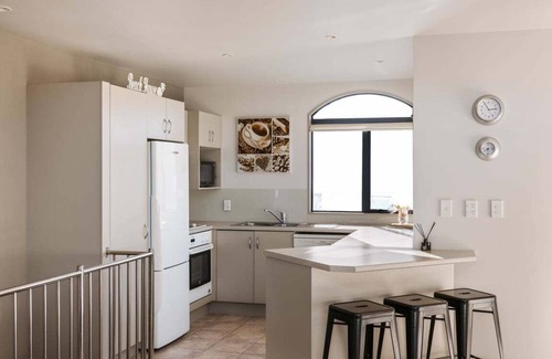 Mount Maunganui House | The May Retreat - Perfect Mount Maunganui Coastal Retreat: Spacious, Comfortable, and Steps from the Beach and Main Street Amenities