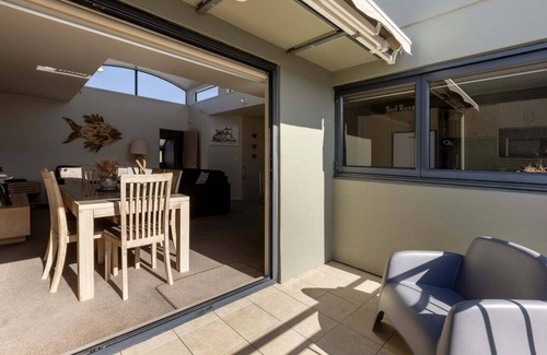 Mount Maunganui House | The May Retreat - Perfect Mount Maunganui Coastal Retreat: Spacious, Comfortable, and Steps from the Beach and Main Street Amenities