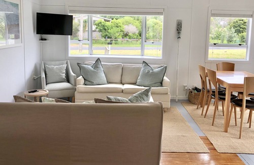 Oneroa Cottage | The Mint Cottage - Stroll to Oneroa beach