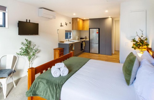 Saint Albans Apartment | The Nest - Modern Studio Retreat with Parking