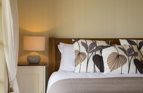 Tasman Cottage | The Old Schoolhouse - Historic Vineyard Accommodation with Stunning Sea Views