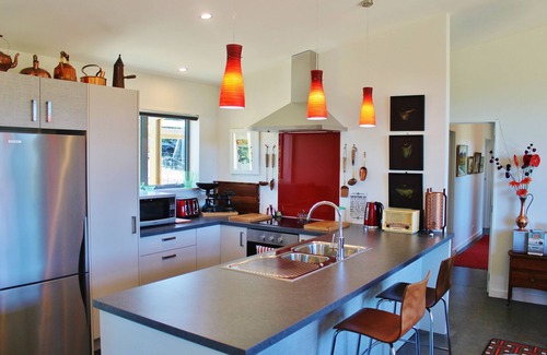 Upper Moutere House | The Paris Suite cottage on 7 acres Mapua seaside village