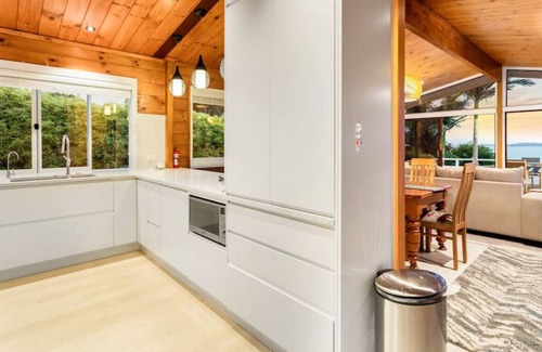 Mellons Bay House | The Perfect 4BR Seaside Escape | WiFi & Netflix
