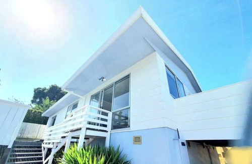 Tauranga House | The Sheriff’s Cabin - Spa & Views in Otumoetai, Tauranga