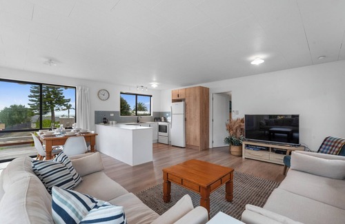 Omaha House | The Summer Pad - Omaha Holiday Home