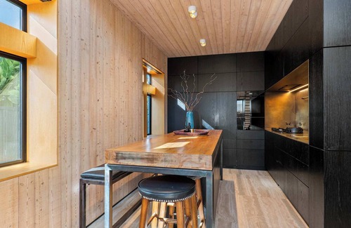 Sumner House | The Sumner Escape | Sleeps 5, Walk to Beach