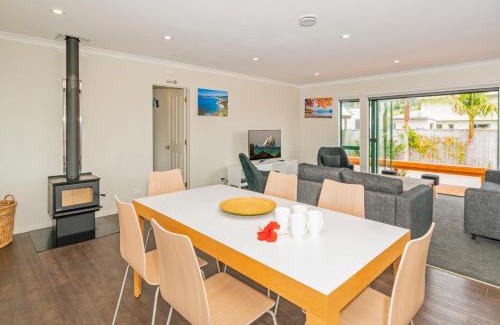 Cooks Beach House | The Sunny Bach - Cooks Beach Holiday Home