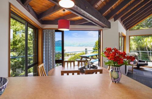 Akaroa House | The Tree House - Akaroa Holiday Home