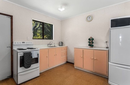 Waihau Bay House | The Treehouse – Whanarua Bay