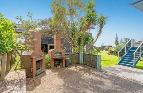 Onemana House | The Tuis View - Onemana Holiday Home