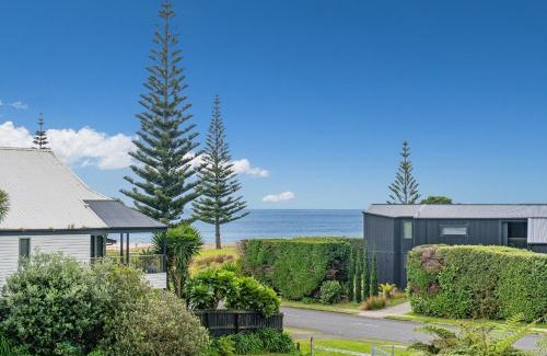 Onemana House | The Tuis View - Onemana Holiday Home