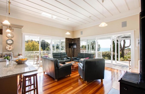 Bluff Hill House | The Verandah - Napier Holiday Home