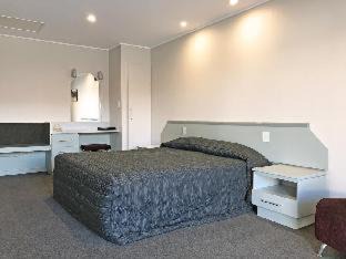 Te Anau Hotel | The Village Inn Hotel
