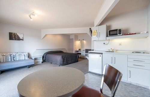 Te Anau Hotel | The Village Inn Hotel