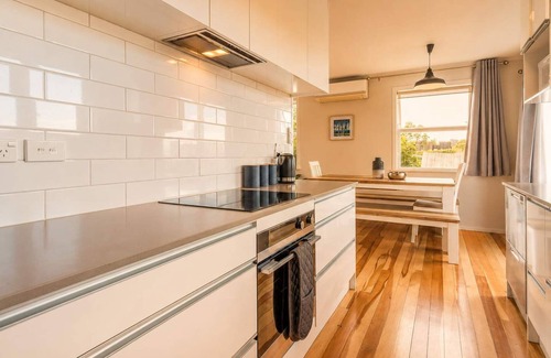 Oneroa House | Ti Cottage - Walk to Oneroa Village