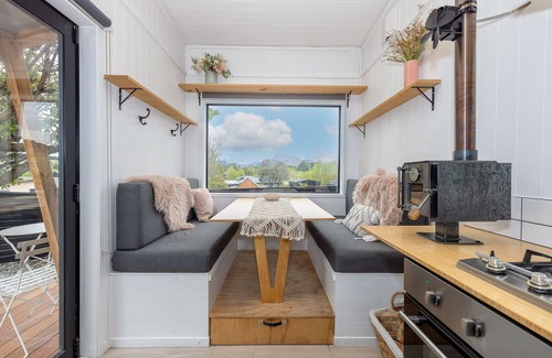 Wanaka Cabin | Tiny house - big fun! Mountain views, private garden, indoor & outdoor fires.