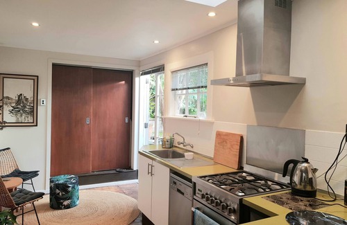Miramar Cottage | Tiromoana Beachfront Cottage. Worser Bay the heart of Wellington"s film Industry