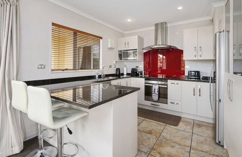 Taupo House | Top of the Lake - Spa Pool, Lake Views, Central to Town