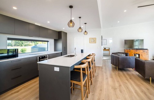Greytown House | Totara on Moroa Private Country Stay | Outdoor Baths + Cozy Fire + Prime Location