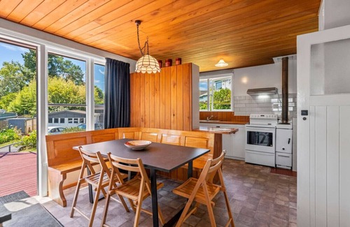 Taupo House | Town Gem with Wi-Fi Taupō, large back yard to run around, short 10 min. stroll to town and lake .