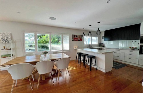 Takapuna House | Townhouse by the Sea by Bespoke Stays