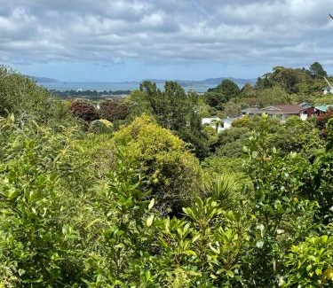 Lower Hutt Apartment | tranquil 3brms bush cabin