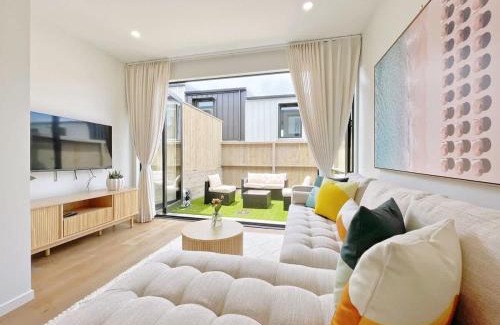 Grey Lynn House | Tranquil Townhouse 2BR & 1 Study with Free Parking & Backyard