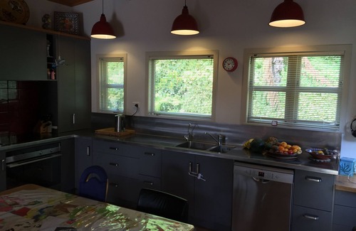 New Plymouth House | TranquilRetreat ModernComforts Near Centre, Parks+Beaches. Spa+Sauna+TennisCourt
