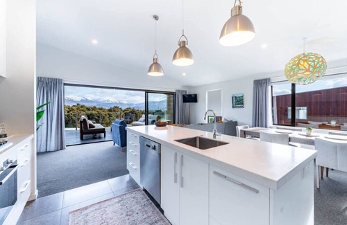 Wanaka House | Treetop Heights | Mountain Views, Wanaka