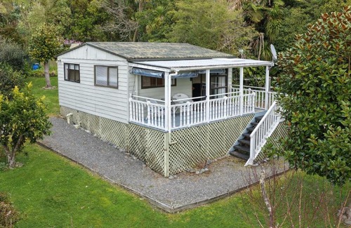 Moetapu Bay House | Treetops & Tide Cottage - Moetapu Holiday Home