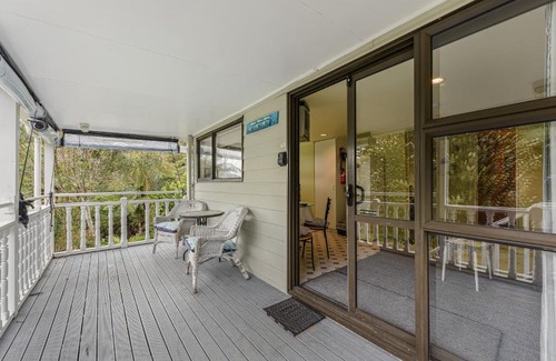 Moetapu Bay House | Treetops & Tide Cottage - Moetapu Holiday Home