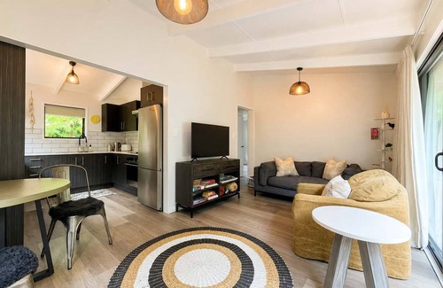 Onetangi House | Tui Cottage - Walk to Onetangi Beach