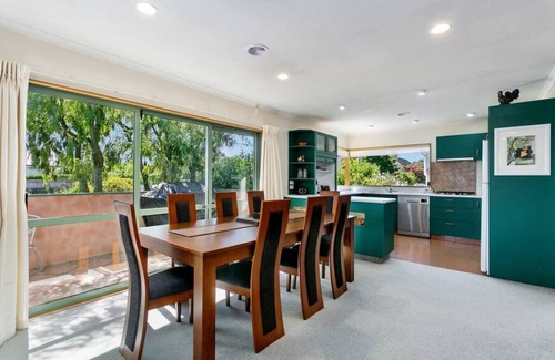 Hilltop House | Tui's place - thoughtfully decorated, spacious and peaceful, with a short walk to town centre