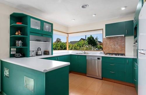 Hilltop House | Tui's place - thoughtfully decorated, spacious and peaceful, with a short walk to town centre