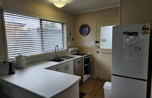 Taupo Villa | Tui`s Rest – Sunny 2-Bedroom Taupo Unit, Walk to Town