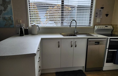 Taupo Villa | Tui`s Rest – Sunny 2-Bedroom Taupo Unit, Walk to Town