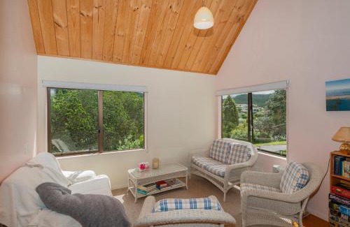 Onemana House | Tuis Grove - Onemana Holiday Home