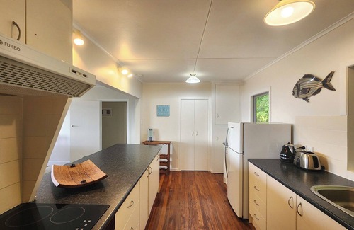Hahei House | Tutaritari Treasure - beautiful views and close to the beach, shops and pub
