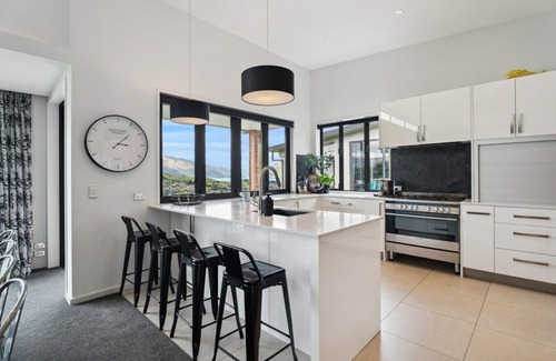 Queenstown House | Ultimate Views Hot Tub Luxury | Magnificent villa in esteemed Highview Terrace, Queenstown Hill