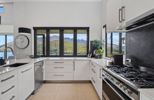 Queenstown House | Ultimate Views Hot Tub Luxury | Magnificent villa in esteemed Highview Terrace, Queenstown Hill