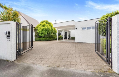 Hamilton North House | Unique Character in Exclusive River Road Location