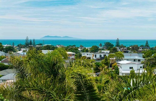 Waihi Beach House | Up Above The Crescent