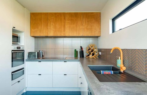 Nelson House | Urban Art House - Modern City Retreat with Spa Pool