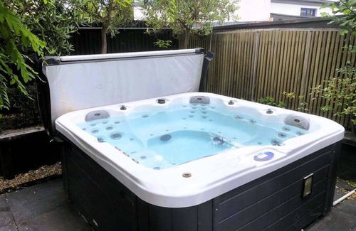 Nelson House | Urban Art House - Modern City Retreat with Spa Pool